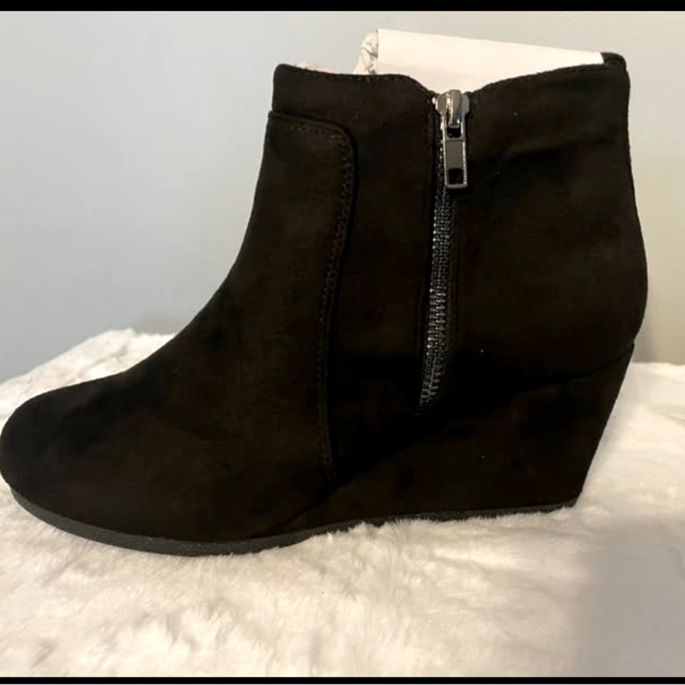 New-with-tags wedge booties